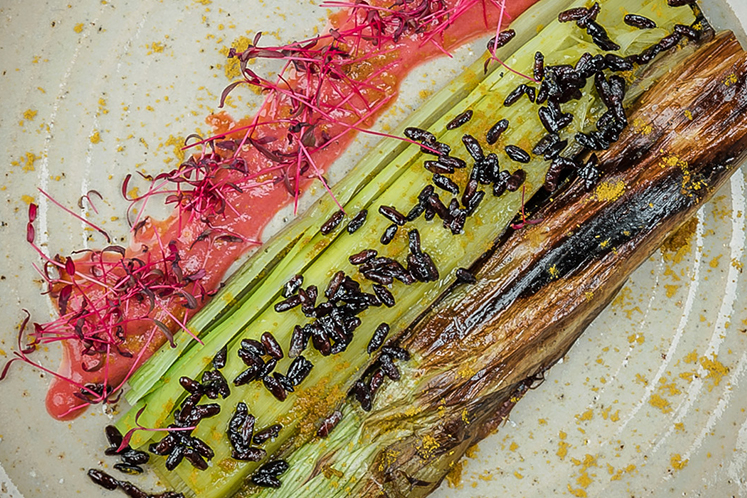 Gepofte prei met van coulis rode biet en peer