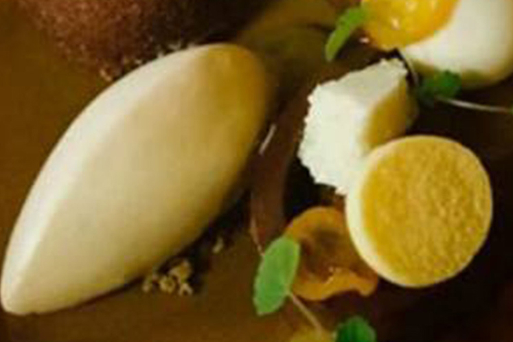 Boerenjongensparfait met een lopend financiers-taartje