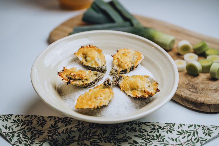 Gegratineerde oesters met gesmoorde prei en kruidenroomkaas