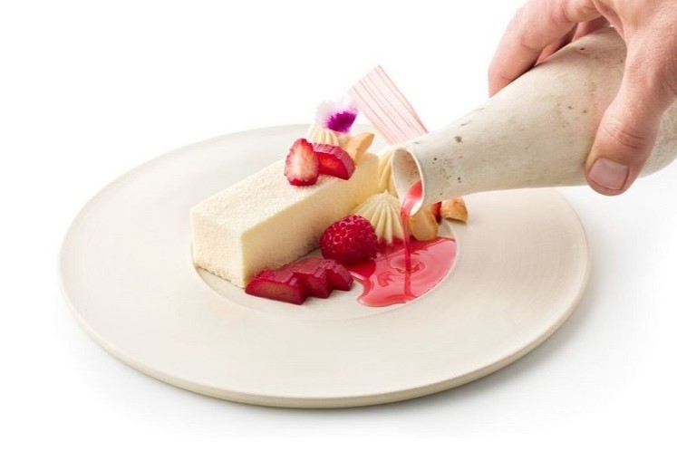 Mascarpone balk met macademianoten en rabarber