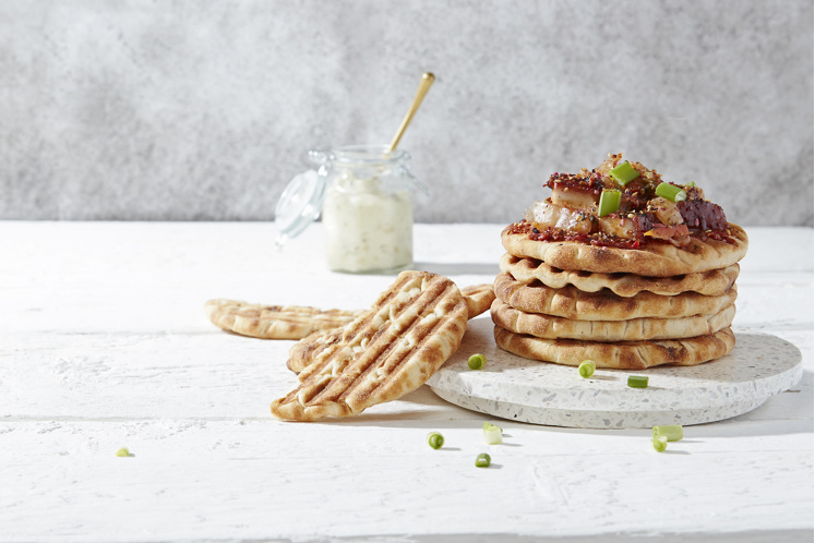 Pita met crispy pork belly & kimchi