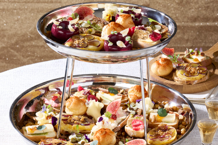 'Carpaccio' van Delice de Moines kaas op hazelnootbrood — extra image