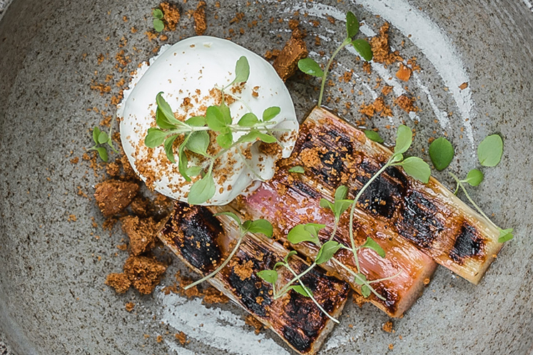 Met honing gelakte rabarber van de BBQ