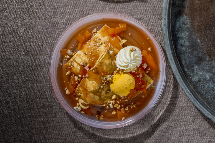 Aperolcrêpes met mangoijs & cantuccini