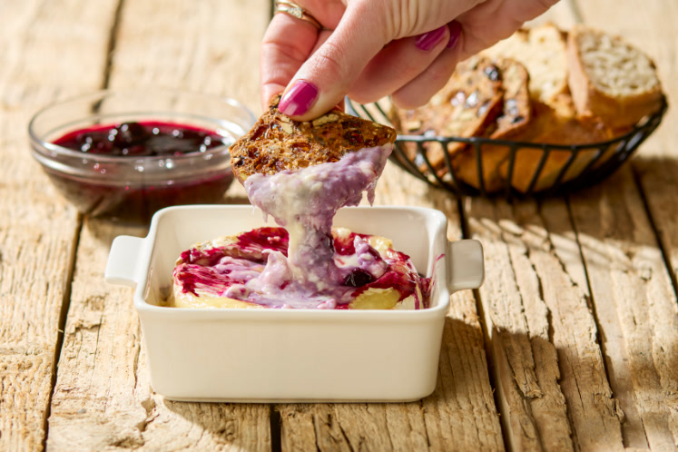 Baked cheese met blauwe bessen en specerijen