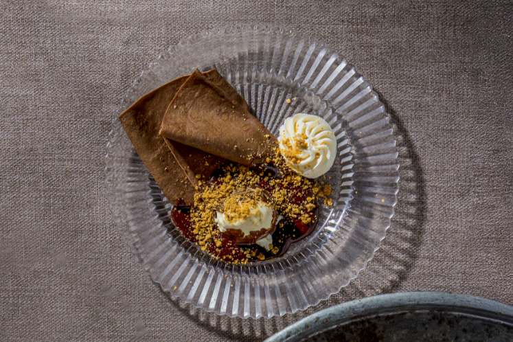 Chocoladecrêpes met saus & koekcrunch