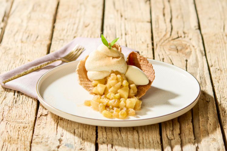 Kaneelwafel met appel, rozijntjes en vanille-ijs