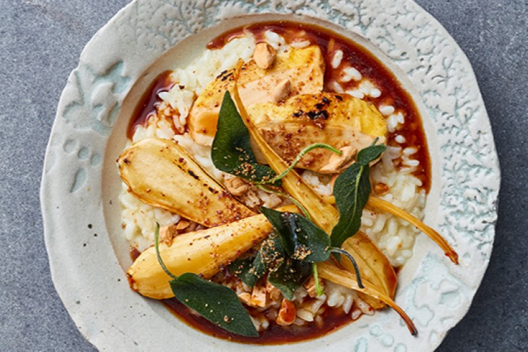 Risotto met ovengeroosterde pastinaak, maïsskip en salie