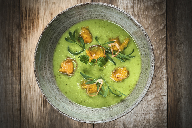 Erwtensoep met citroenmelisse, gefruite sjalot en zoete aardappel