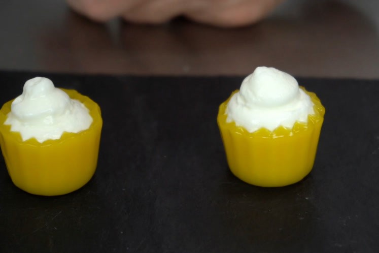 Mango en mandarijn gelatine cupcake