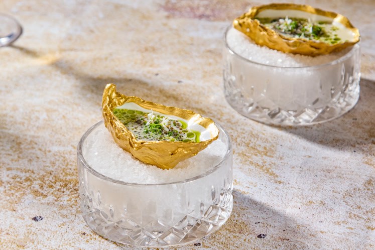 Oester gepocheerd in gerookte room met Oscietra-kaviaar en bieslook