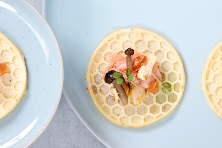 Roerei met warm gerookte zalm