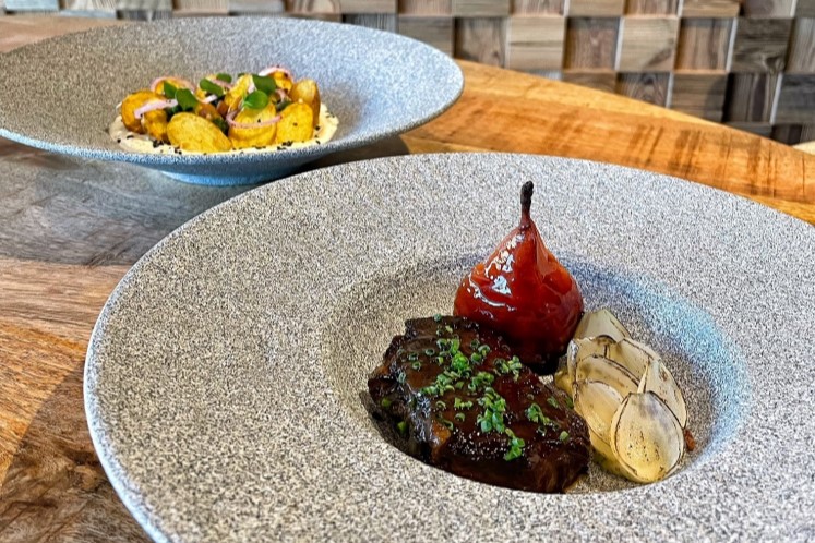 Sukade van hert met stoofpeer, krieltjes en tamarinde