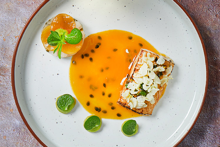 Gebrande kingfish filet en ceviche van de buik met crème van avocado en passievrucht