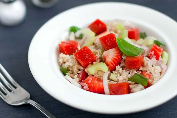 Panzanella met aardbeien, tomatengelei en bleekselderij