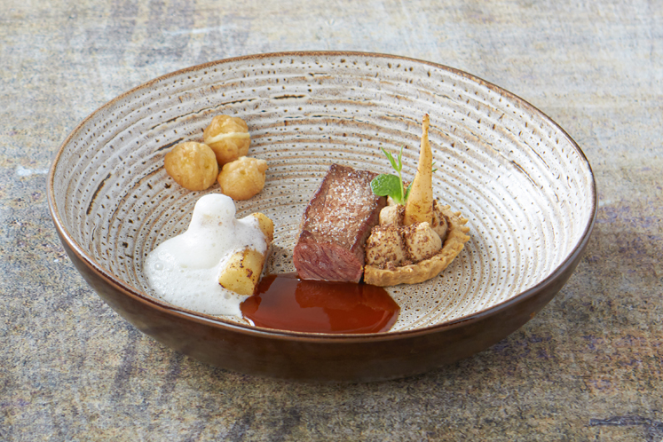 Bizon met gerookte knolselderij en gougères