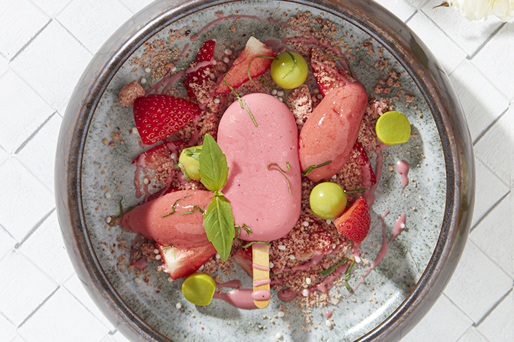 Aardbeiensorbet, gemarineerde aardbeien en een aardbeien panna cotta