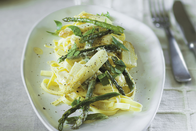 Gebakken asperges met daslook en tagliatelle