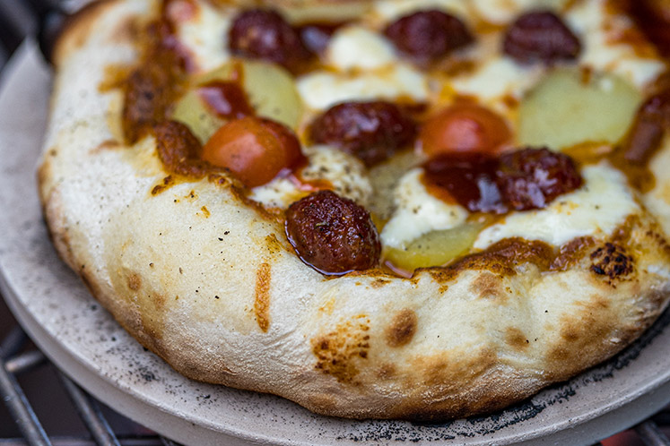 Pizza mozzarella en smoked meatballs