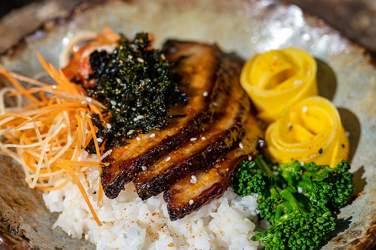 Sushi bowl met sticky buikspek, kimchi en sushi rijst