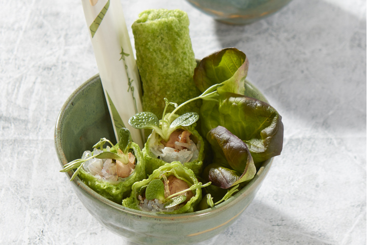 Gefrituurde springrolls met kipsaté en koriander