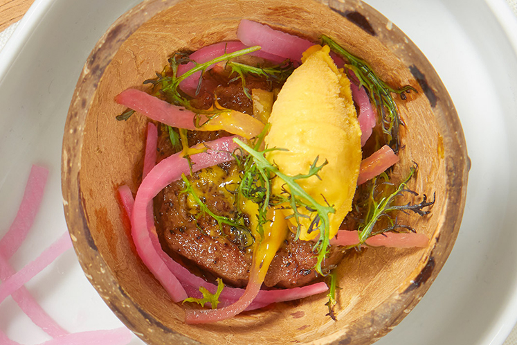 Kalfswang, zoetzure groente en ijs van piccalilly