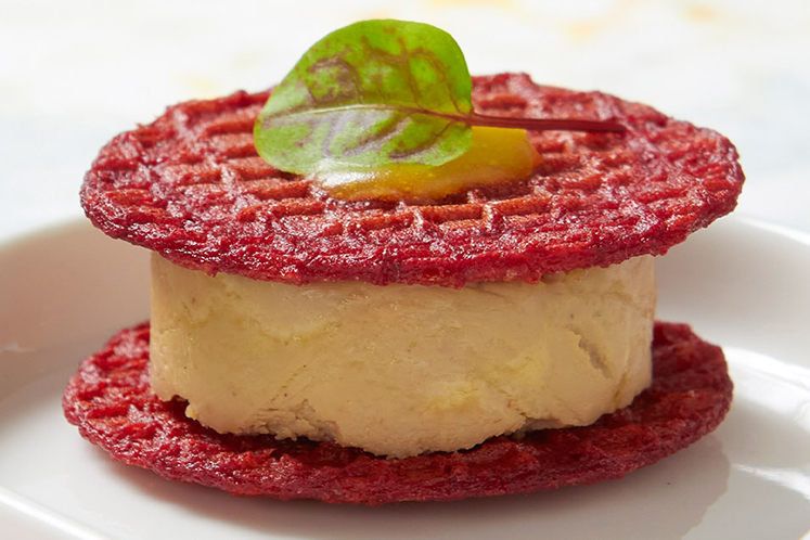 Stroopwafel van biet, ganzenlever en gel van duindoorn.