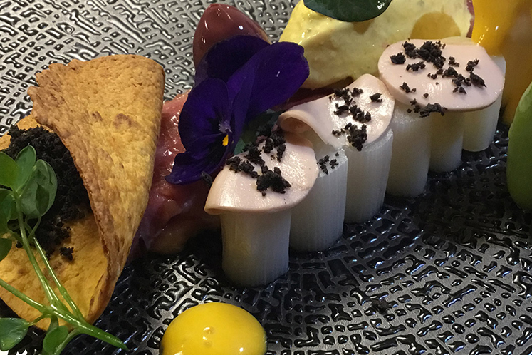 Spargel, Rinderunterschale, Karottencreme und Curry-Eis