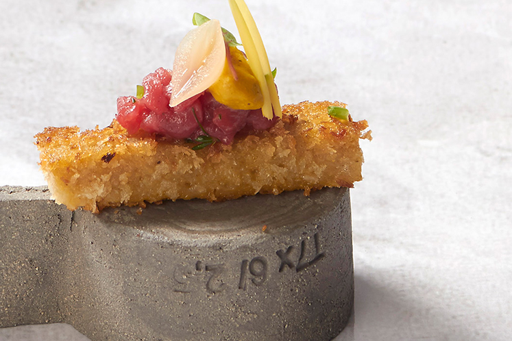 Dikke friet van polenta met steak tartaar