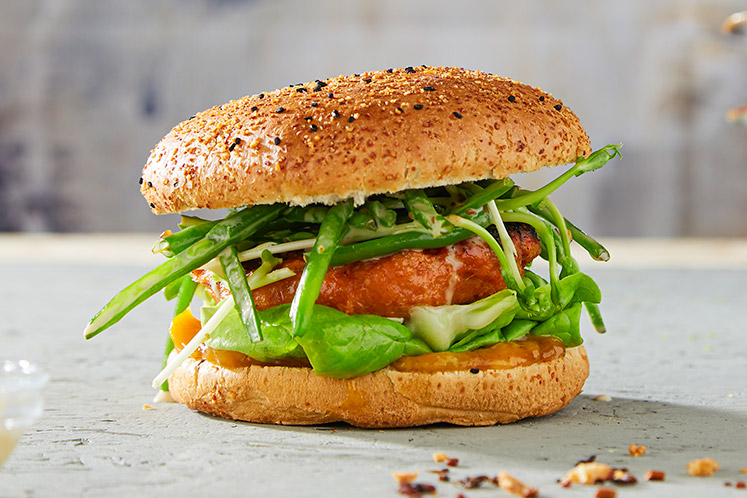 Burger van kipdij met mango chutney en vadouvan mayonaise