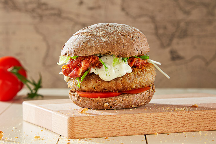 Crispy burger op desem bruin met kimchi mayonaise