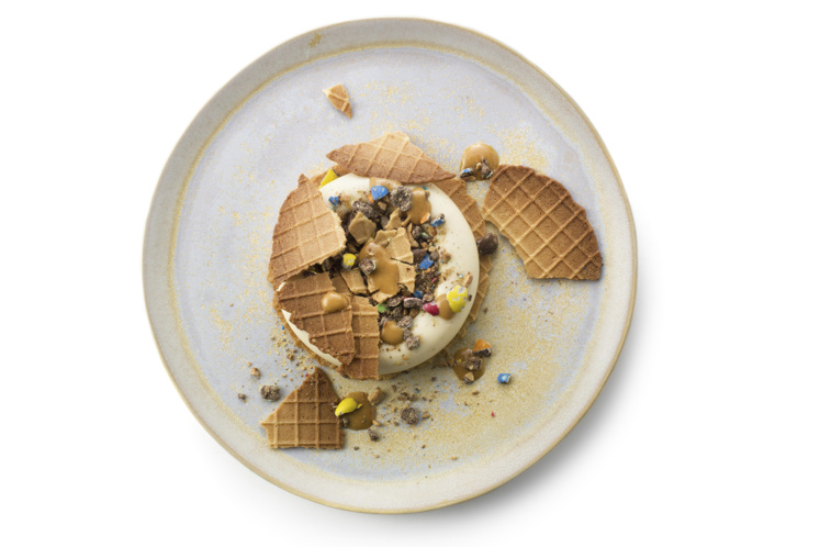 Panna cotta ring wafel met pinda’s en M&M’s