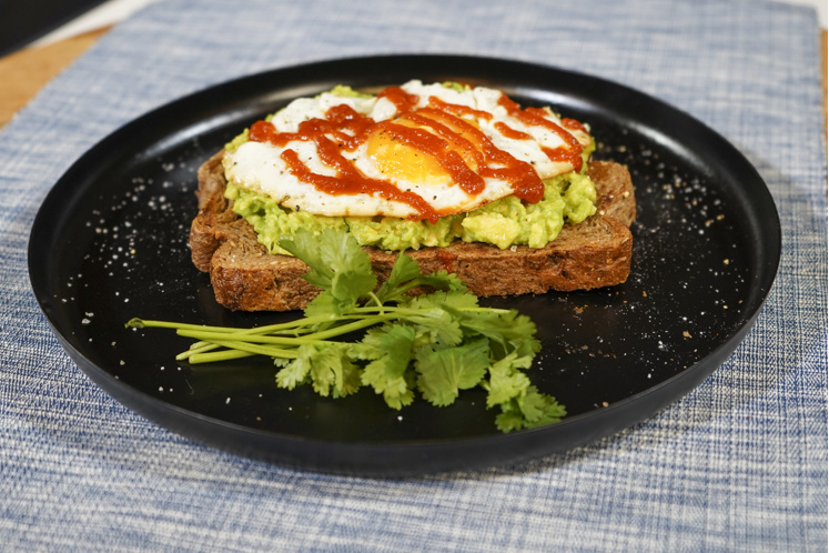 Avocado toast met gebakken ei en sriracha