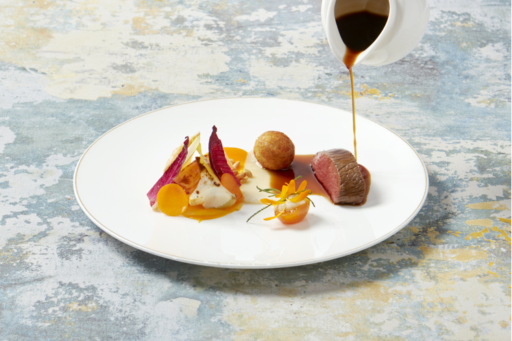 Hertenrug met een bitterbal van hertennek