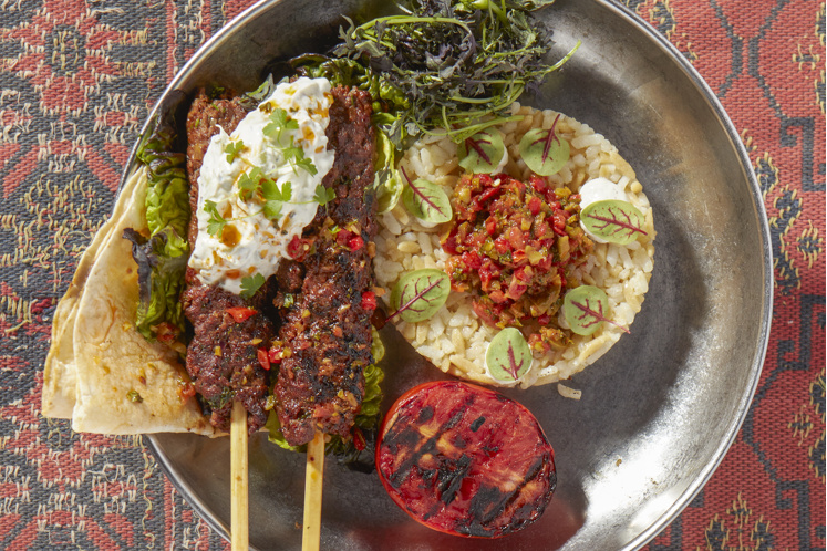 Pilav van risotto en orzo met Adana kebab