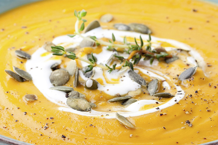 Oranje soep van pompoen met Hollandse garnalen