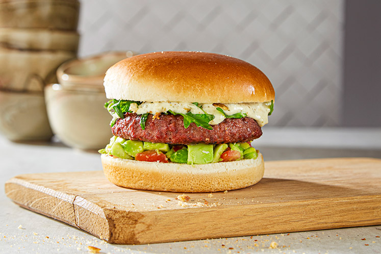 Regio burger met avocado en limoen miso mayonaise