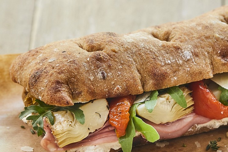 Schiacciata Romana met mortadella, Italiaanse roomkaas, artisjokharten en parmezaan