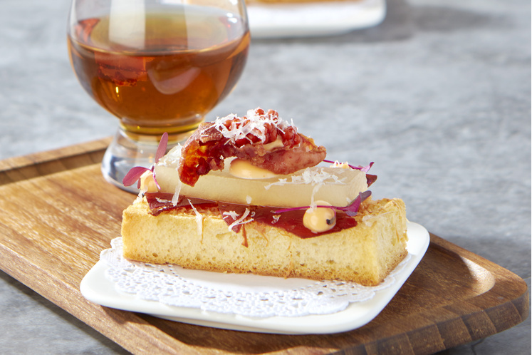 Tapa met gedroogde en gebakken ham, meloen & Manchego