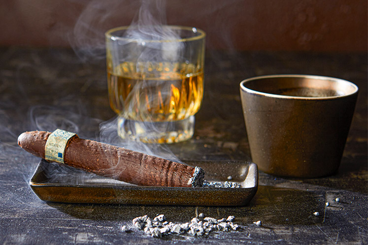Sigaar van whisky en karamel chocolade