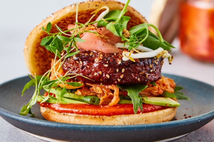 Spicy kimchee burger met avocado