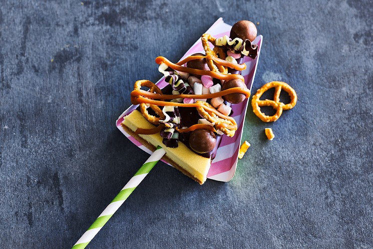 Vanille cheesecake met ruby chocolade on a stick