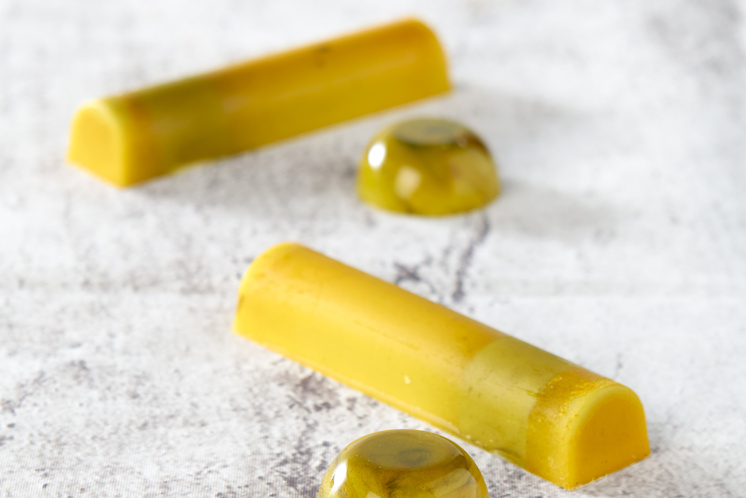 Witte chocoloade bonbon met tijm en mandarijn