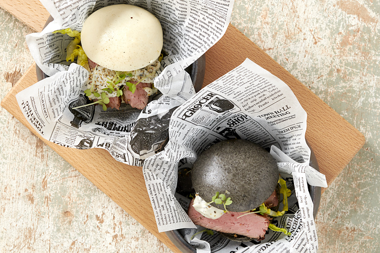 Bun met biefstuk en truffel