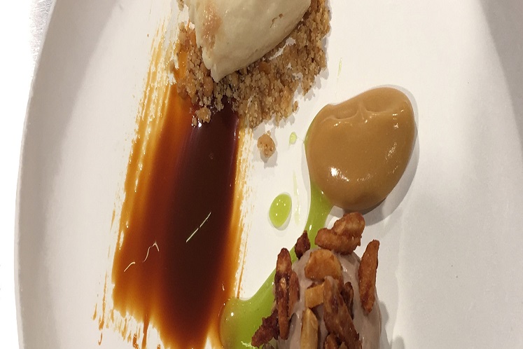 Dessert van citroen-basilicum curd en karamel