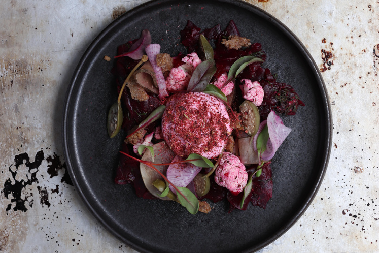 Rode biet gravlax, met ingelegde bloemkool, appelwortel, roggebrood en biet kardemon gincrème