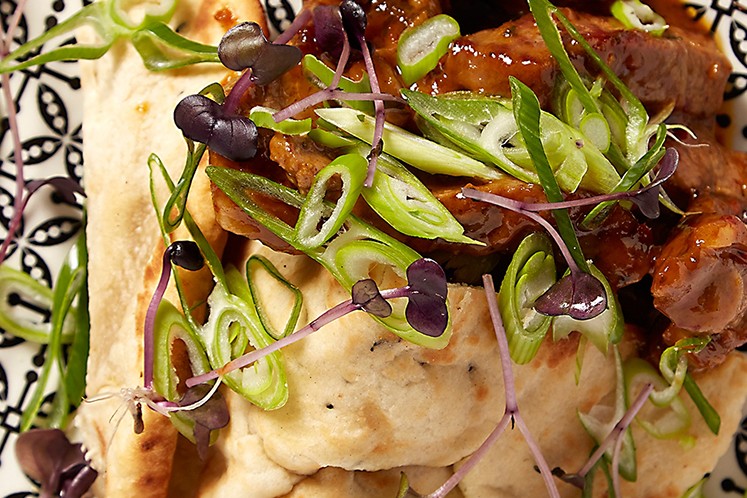 Gebakken naan en rendang van lamsvlees