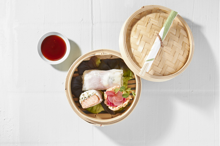 Gestoomde springrolls met zalm en rijst