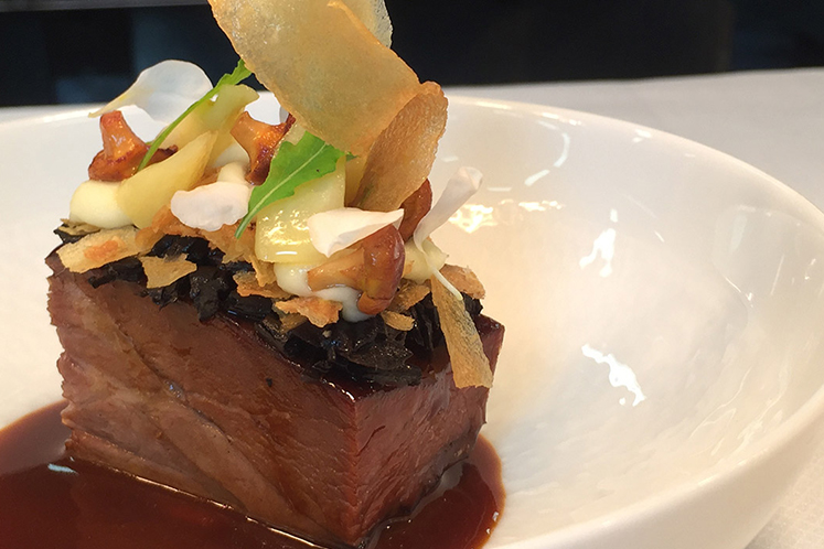 Gelakte wildzwijnnek door Ciel Bleu