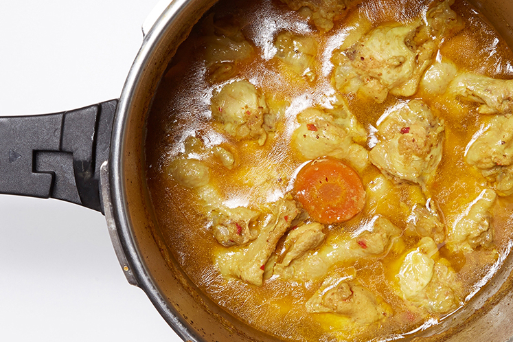 Pilons de poulet mijotés au curry